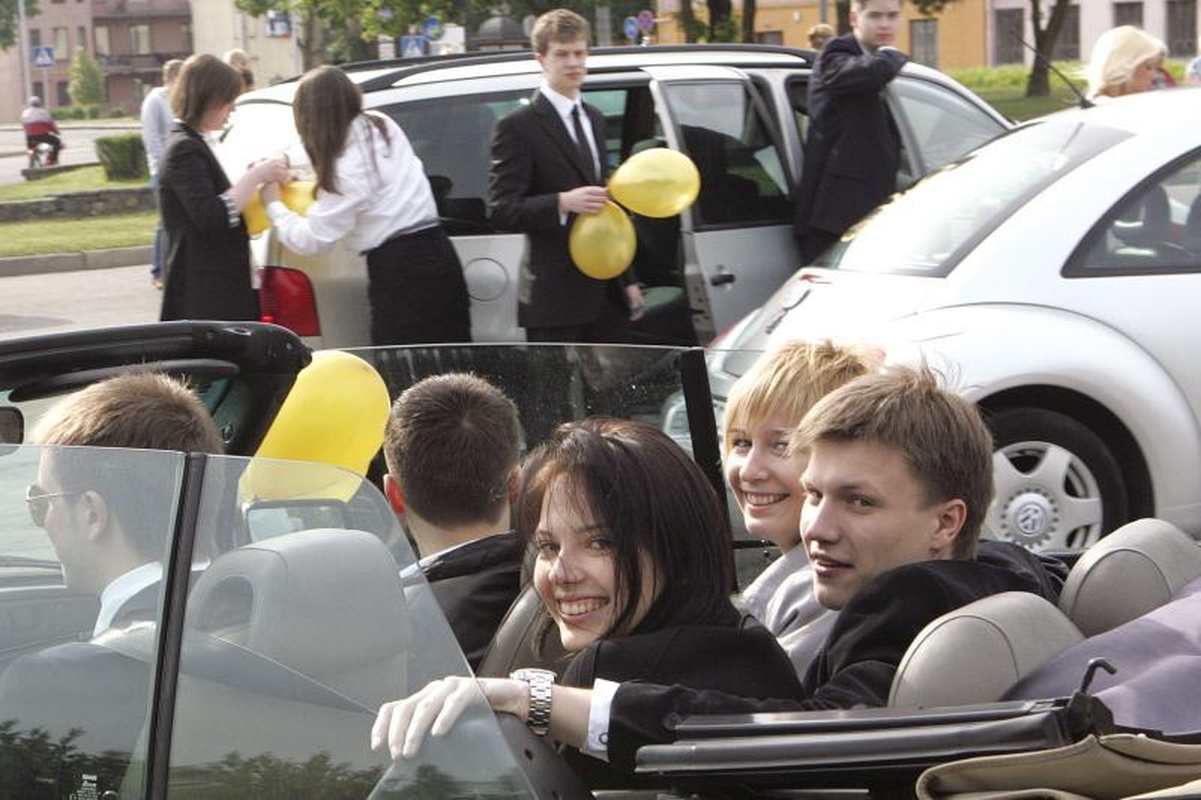 Abiturientai švenčia paskutinį skambutį