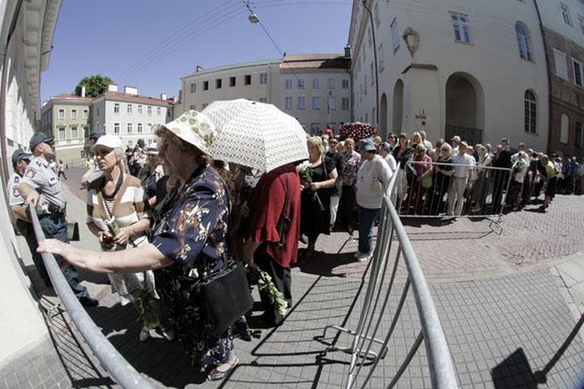 A.Brazausko laidotuvės - gedulas išsisklaido už kampo