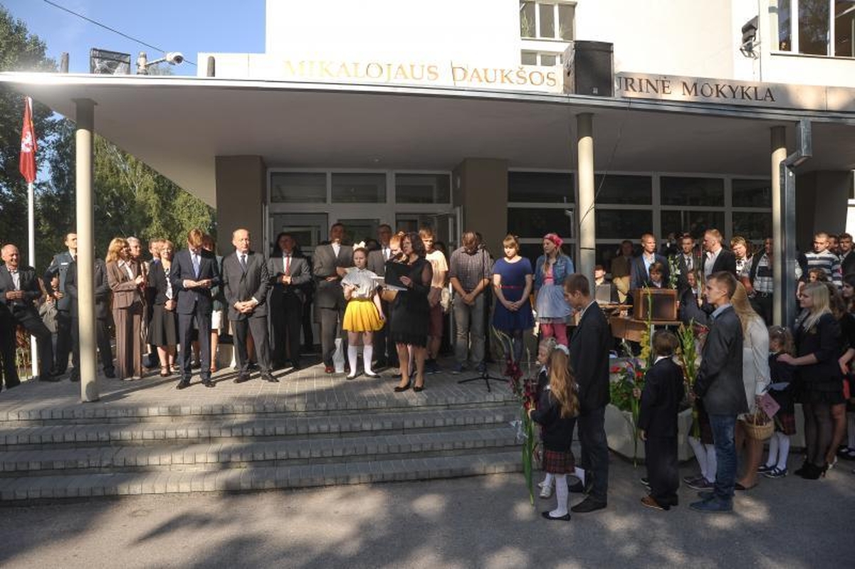Diena po gaisro: "Akropolis" savo žaizdų lankytojams neatvėrė