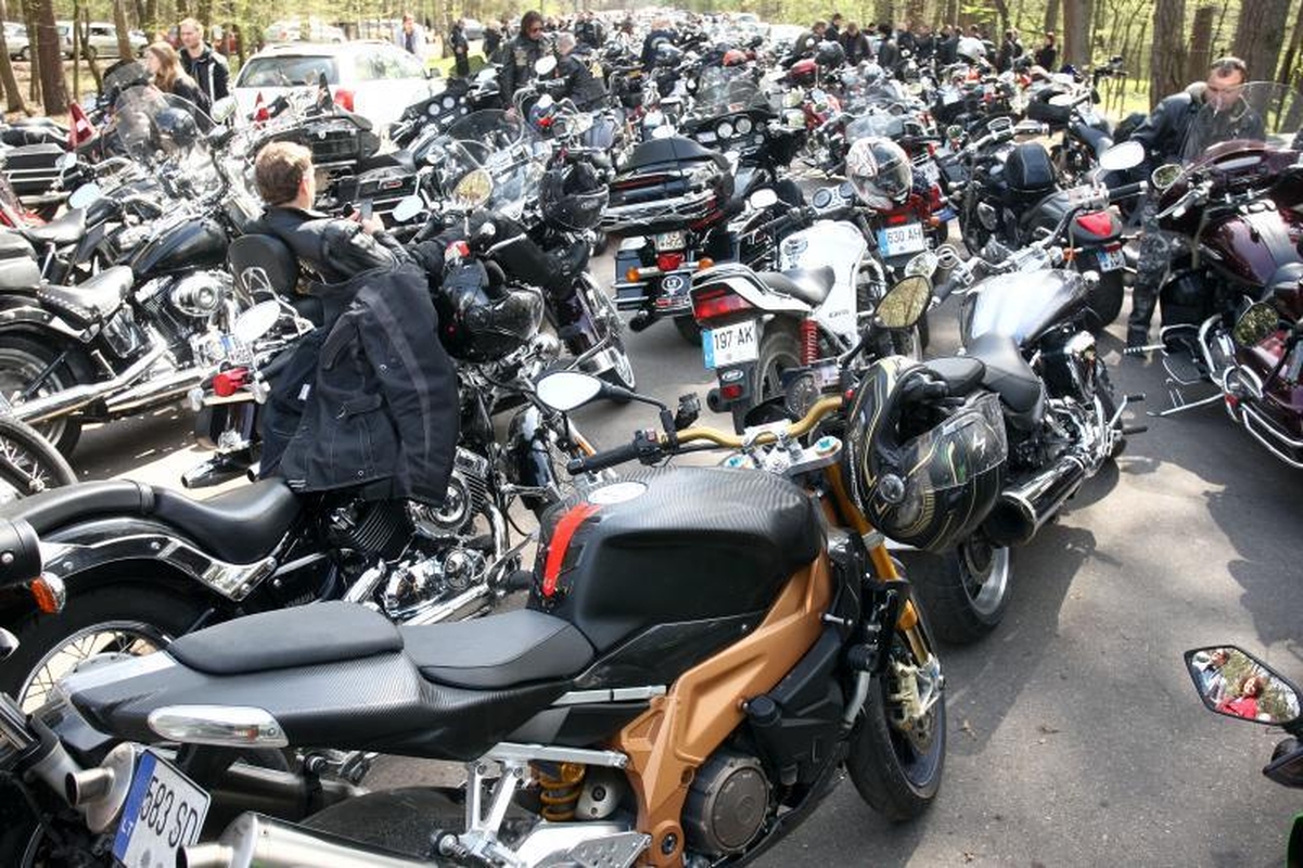 Triukšminga kolona sostinės gatvėse atidarytas baikerių sezonas