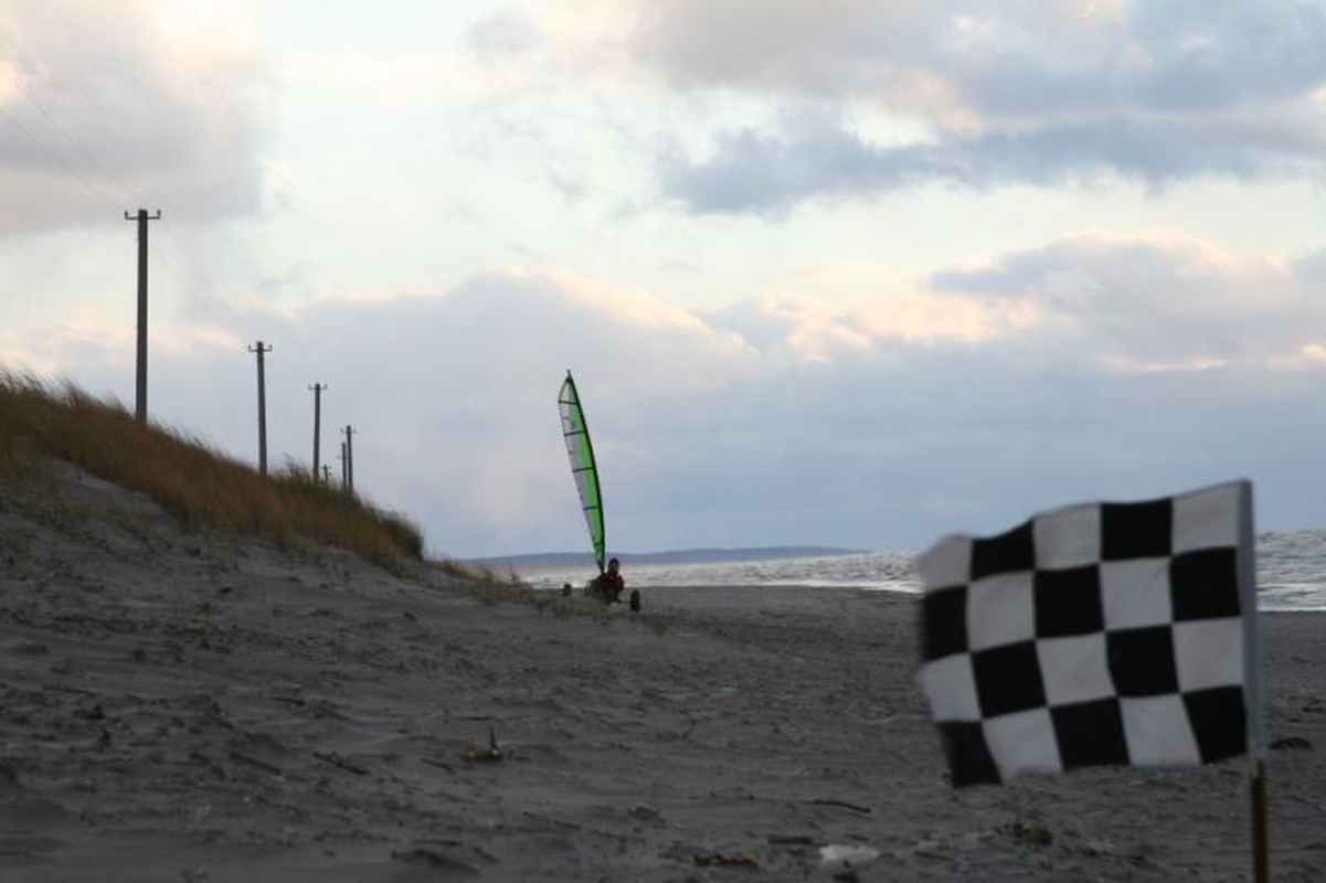 Žiemą buriuotojai pasitiko 50 km pajūrio maratonu 