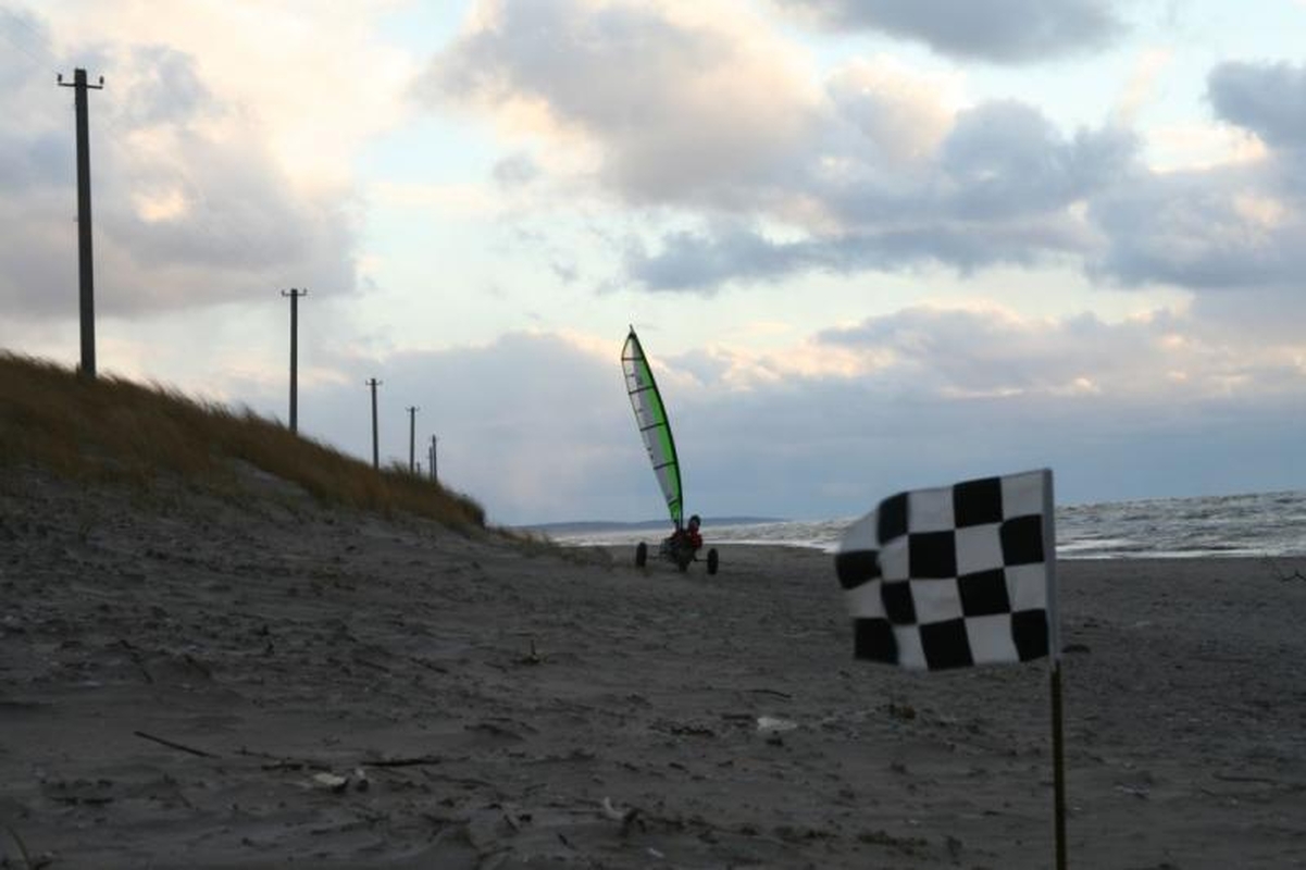 Žiemą buriuotojai pasitiko 50 km pajūrio maratonu 