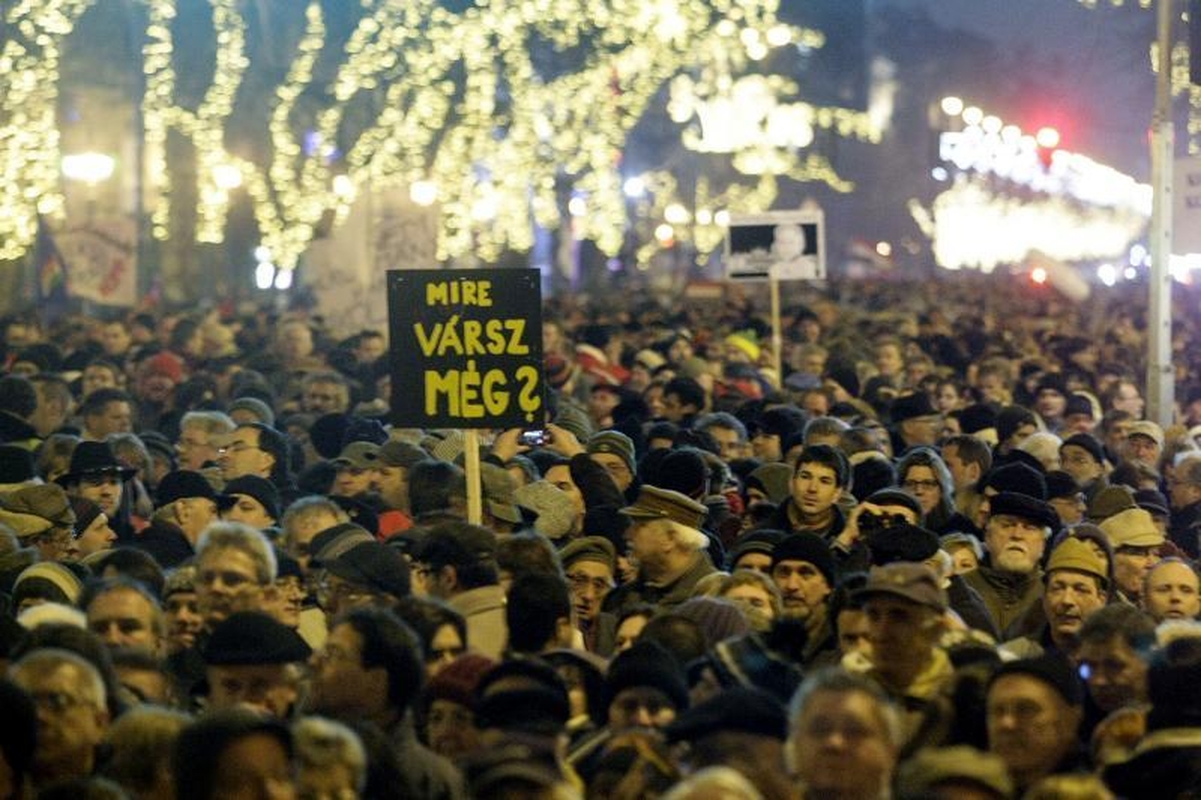 Vengrijoje vyko masiniai protestai prieš naująją konstituciją