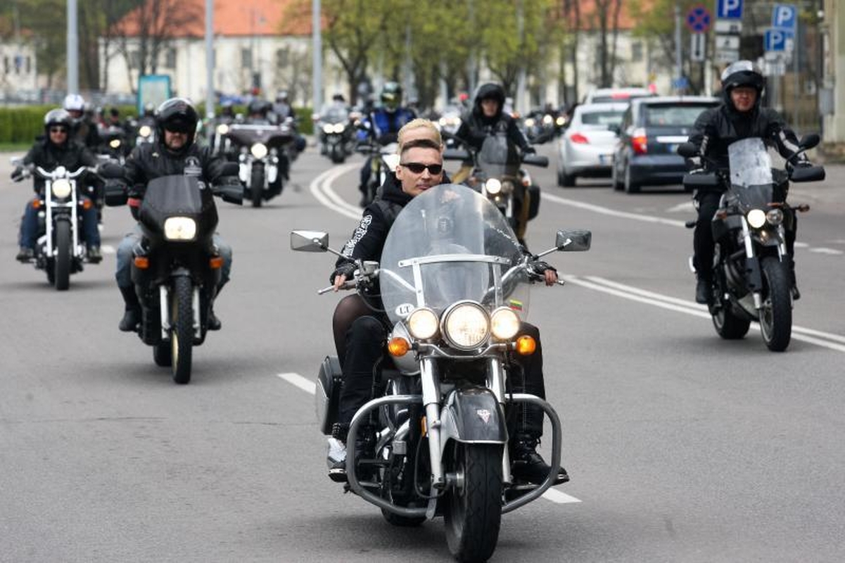 Triukšminga kolona sostinės gatvėse atidarytas baikerių sezonas