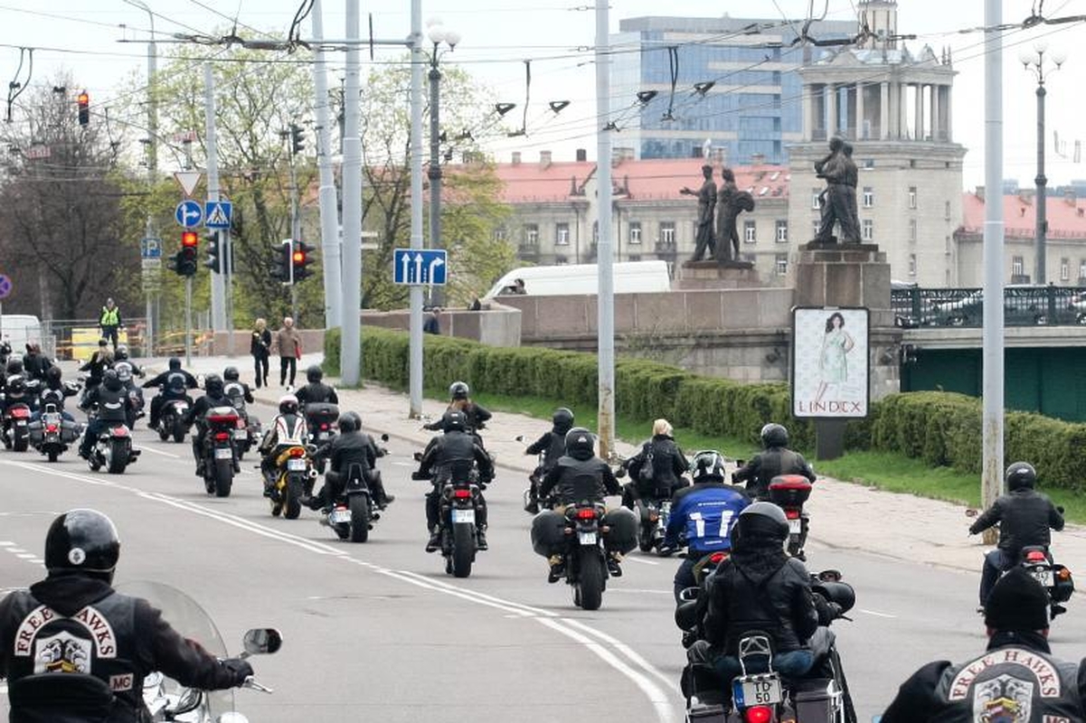 Triukšminga kolona sostinės gatvėse atidarytas baikerių sezonas