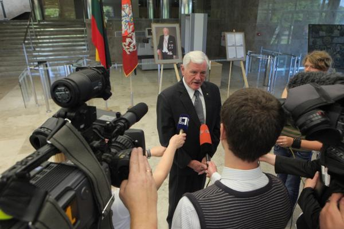 Žmonės ateina pasakyti "sudie" išėjusiam prezidentui