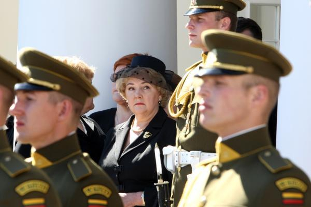 Žmonės ateina pasakyti "sudie" išėjusiam prezidentui