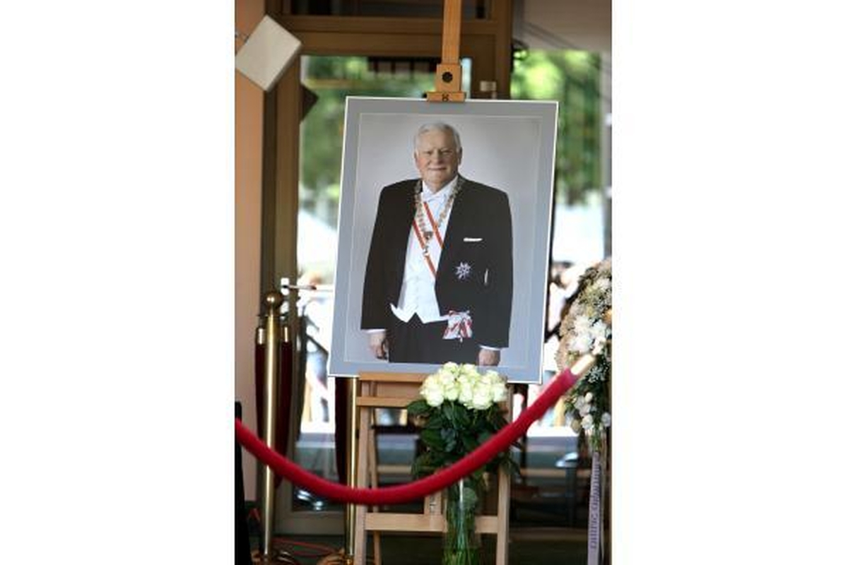 Žmonės ateina pasakyti "sudie" išėjusiam prezidentui