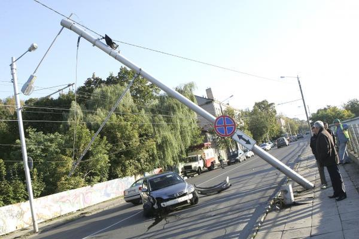 "Trijų dienų" vairuotojas Kaune nurėžė stulpą (papildyta) 