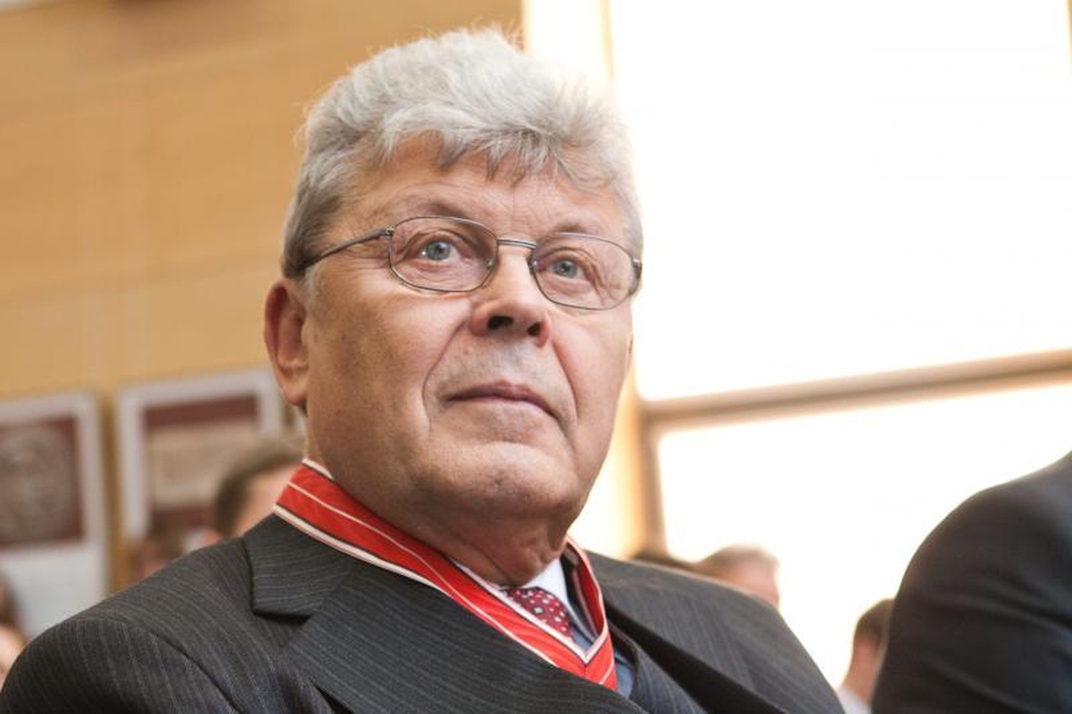 Apdovanoti Lietuvos diplomatijai nusipelnę asmenys