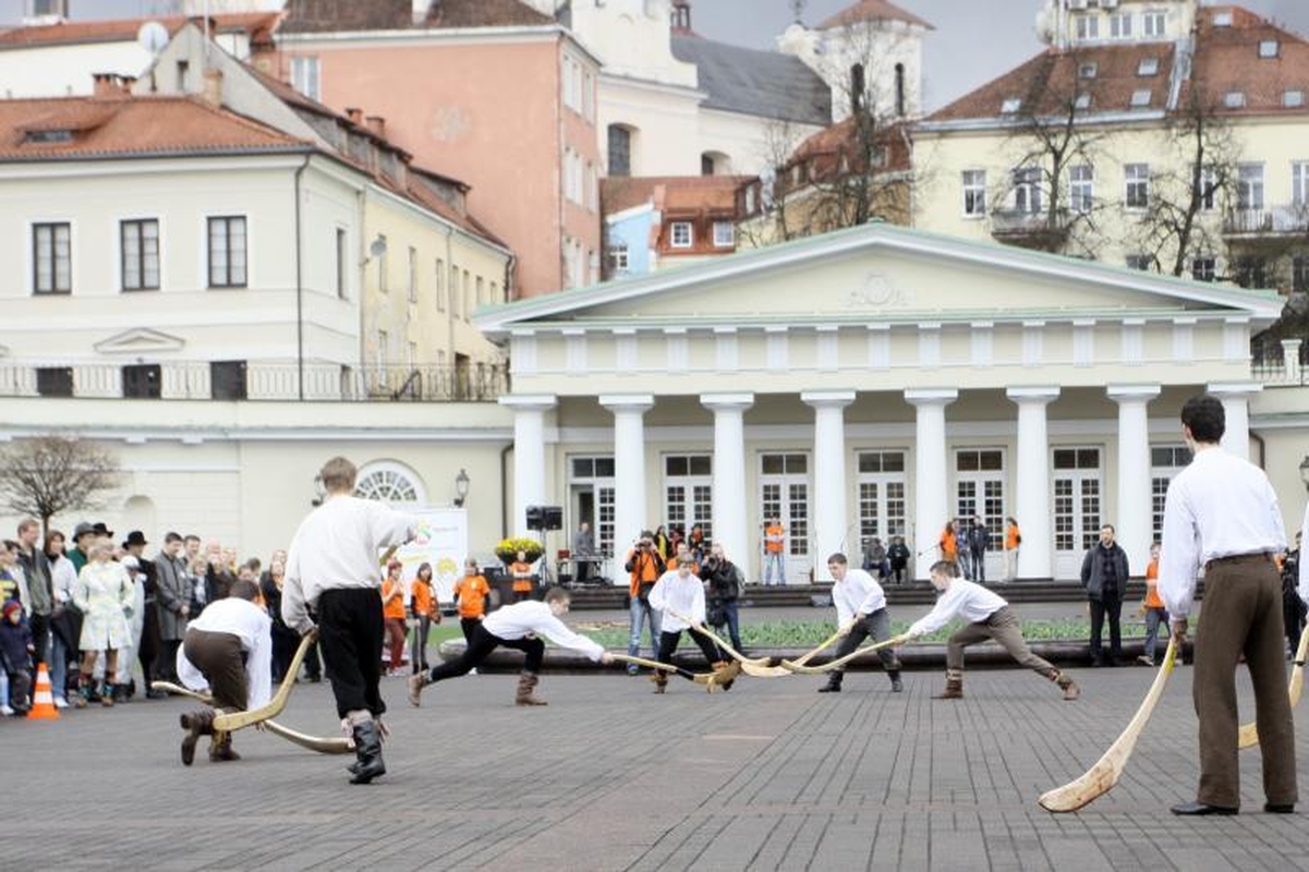 Prezidentūros kiemelyje - timborelo, ripka ir paplūdimio tinklinis