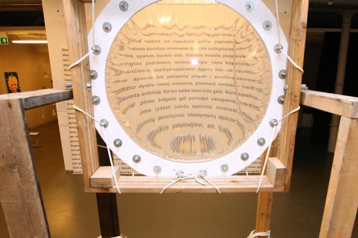 Tekstilės bienalė: cukrinės suknelės ir batai iš žiedlapių