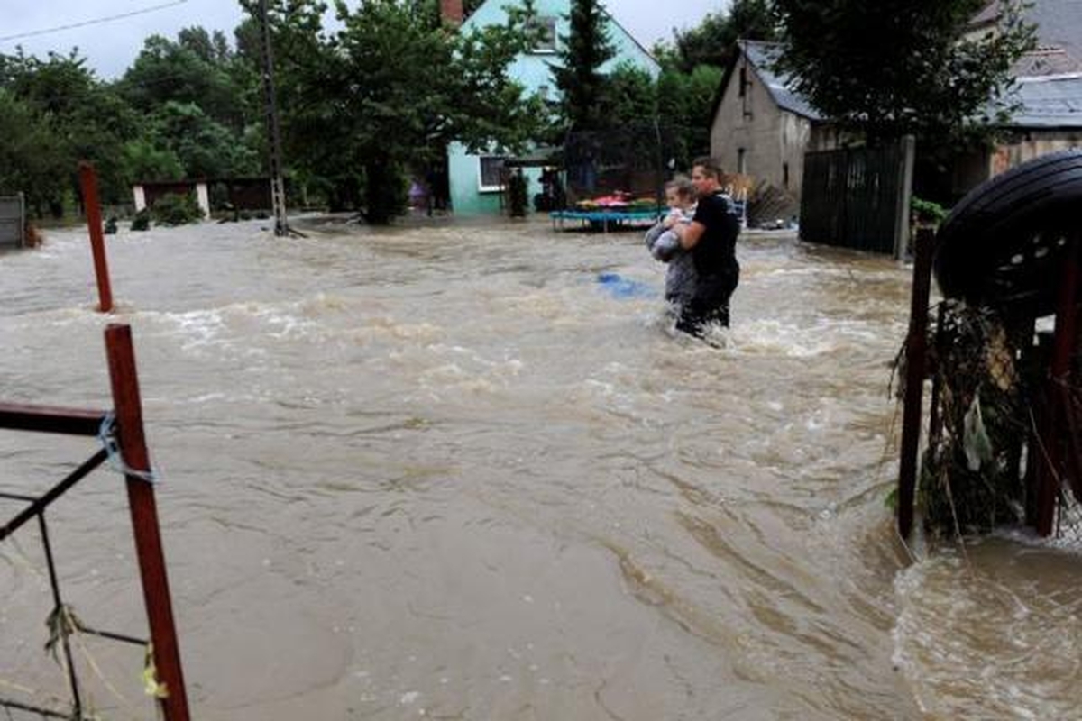 Liūtys ir potvyniai vėl užklupo Lenkiją ir jos kaimynes