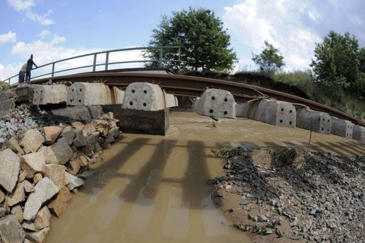 Liūtys ir potvyniai vėl užklupo Lenkiją ir jos kaimynes