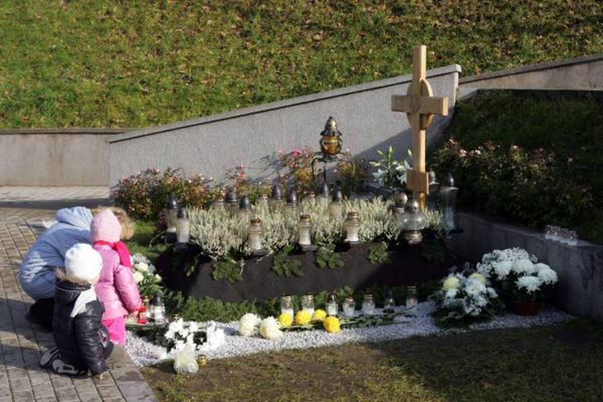 Mertinai A.Brazausko kapą aplankė Vėlinių išvakarėse