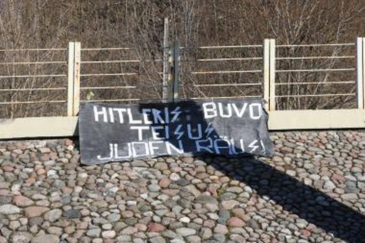 „Lipo žydas kopėčiom...“