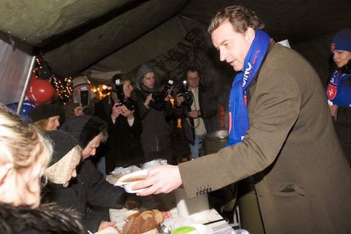 Kalėdinė sriuba prie žibančios Rotušės eglės
