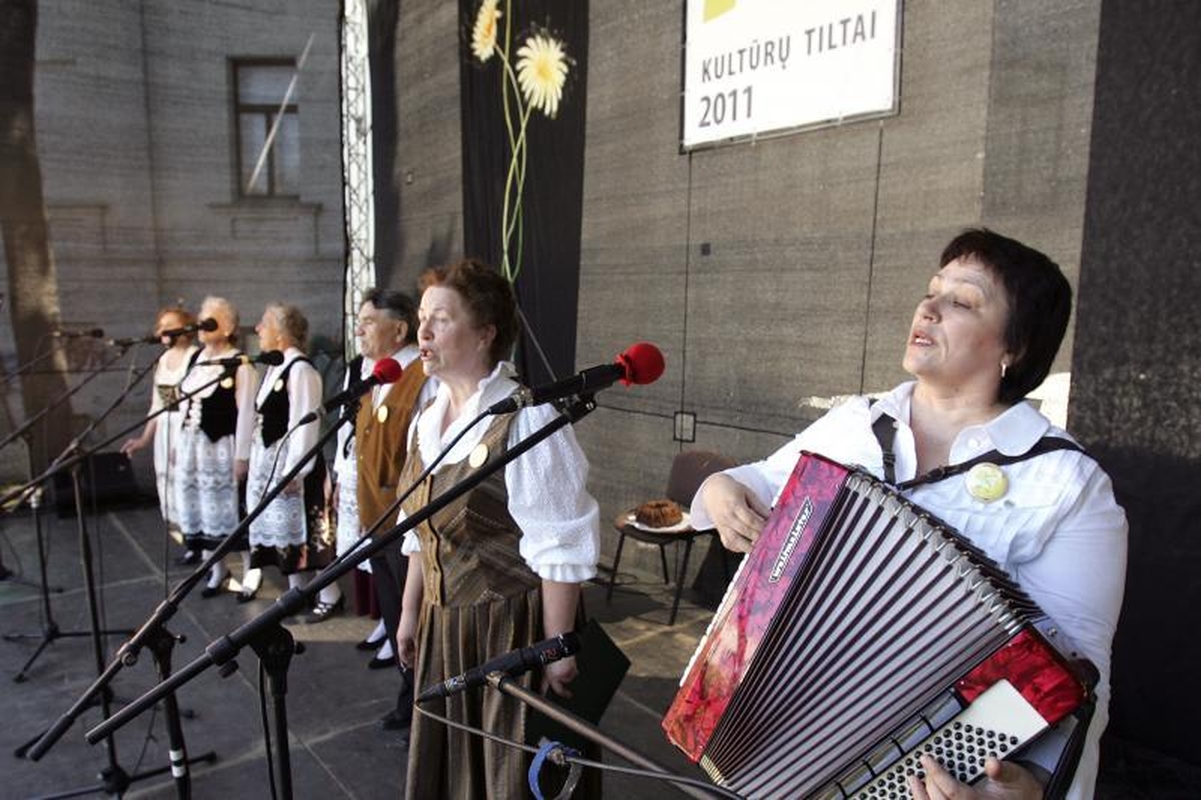 "Kultūrų tiltai": nuo indėnų mandalų iki japonų hieroglifų