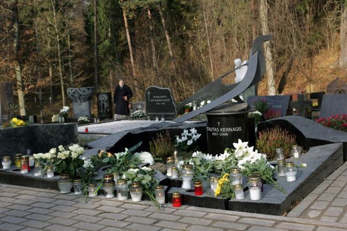Mertinai A.Brazausko kapą aplankė Vėlinių išvakarėse