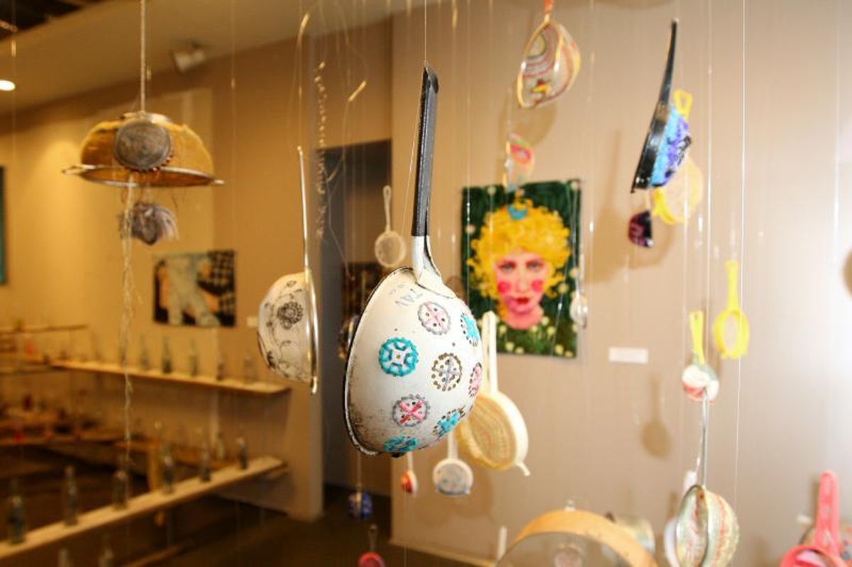 Tekstilės bienalė: cukrinės suknelės ir batai iš žiedlapių