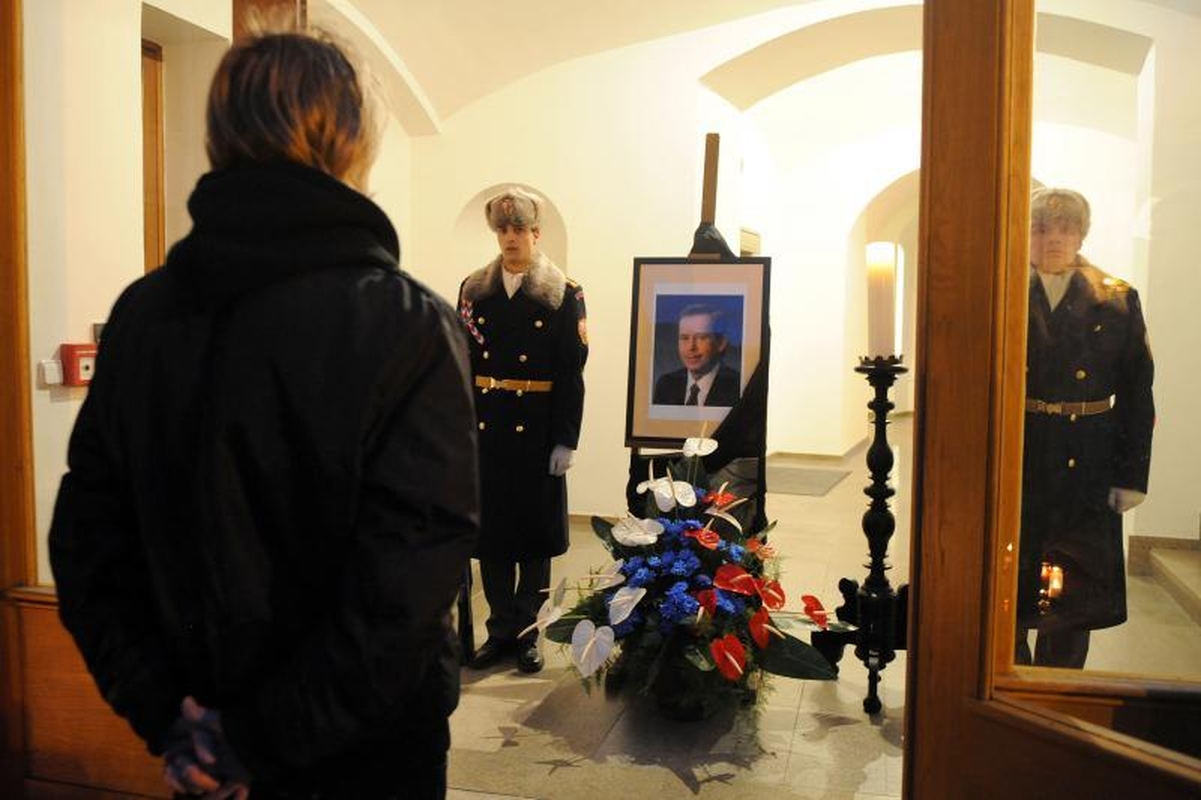 Čekijoje žmonės eina į gatves pareikšti pagarbos V.Havelui