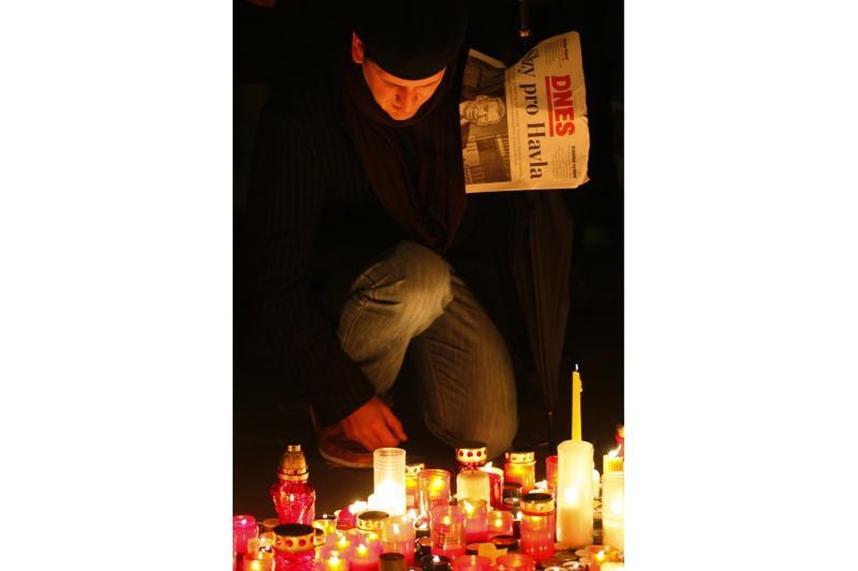 Čekijoje žmonės eina į gatves pareikšti pagarbos V.Havelui