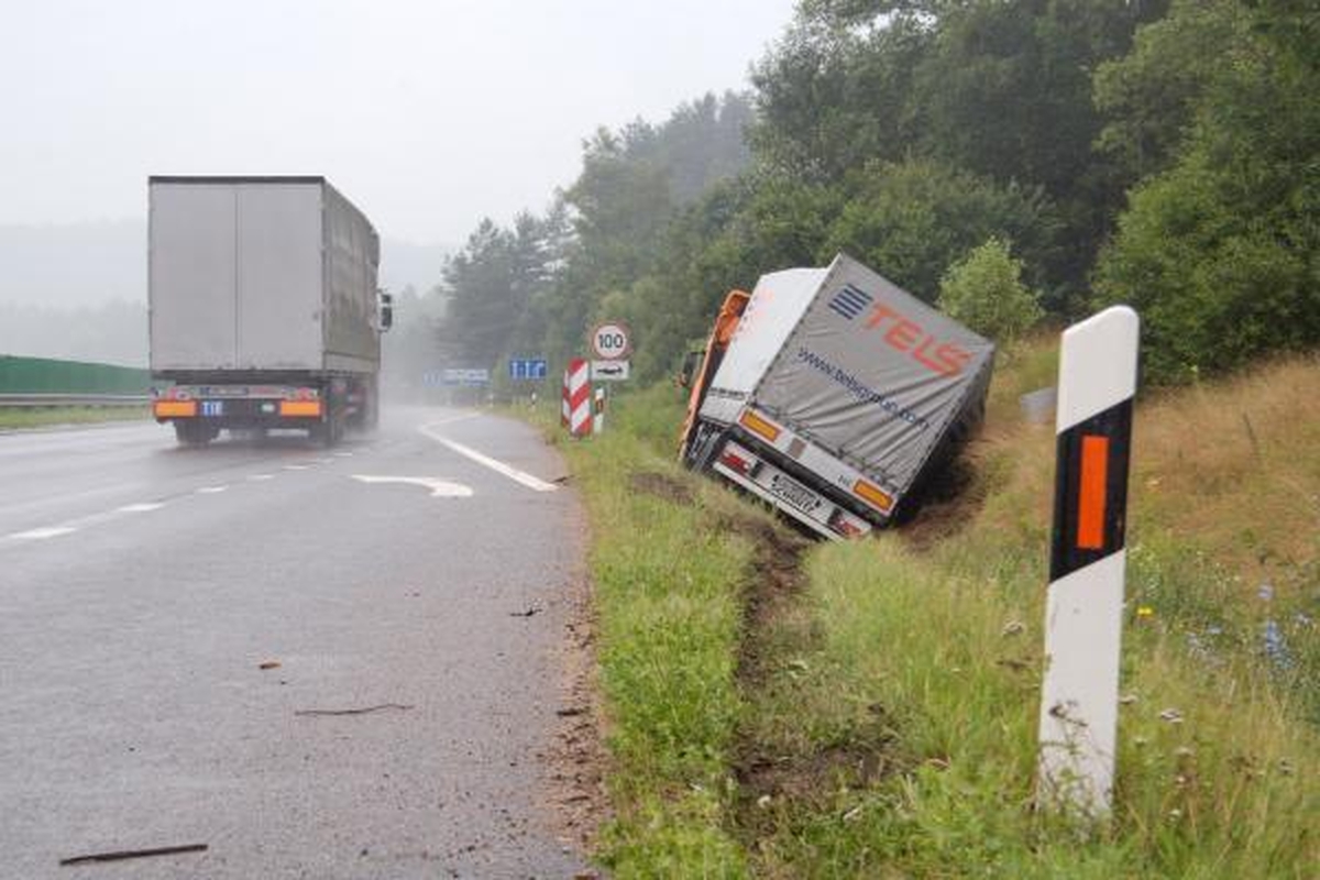 Nuo kelio nulėkusio vilkiko vairuotojas: „užmigau“