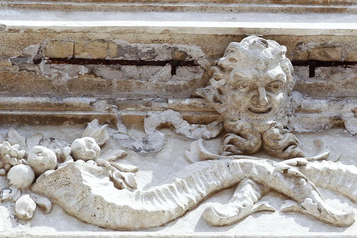 Pradėjo byrėti garsusis Trevi fontanas Romoje