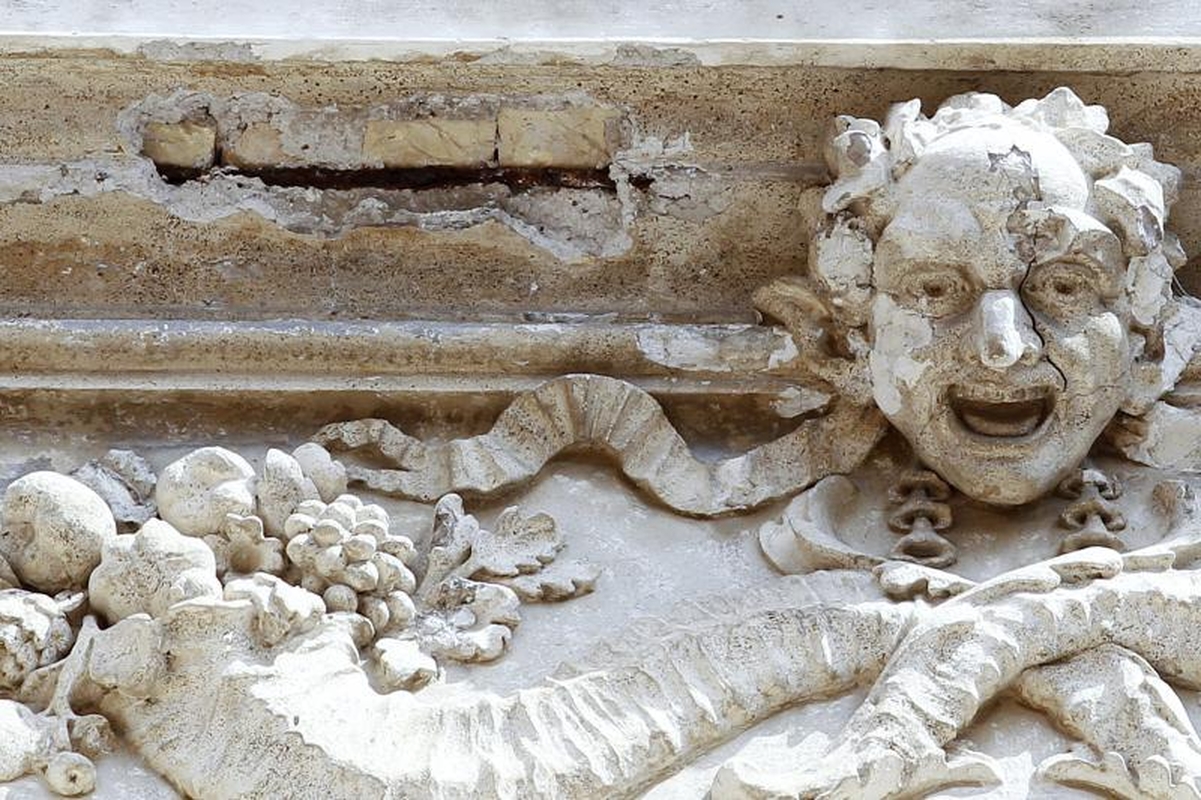 Pradėjo byrėti garsusis Trevi fontanas Romoje