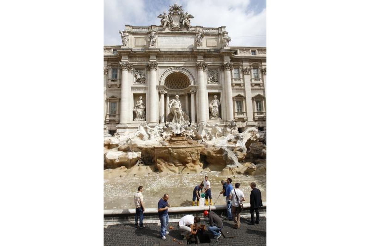 Pradėjo byrėti garsusis Trevi fontanas Romoje