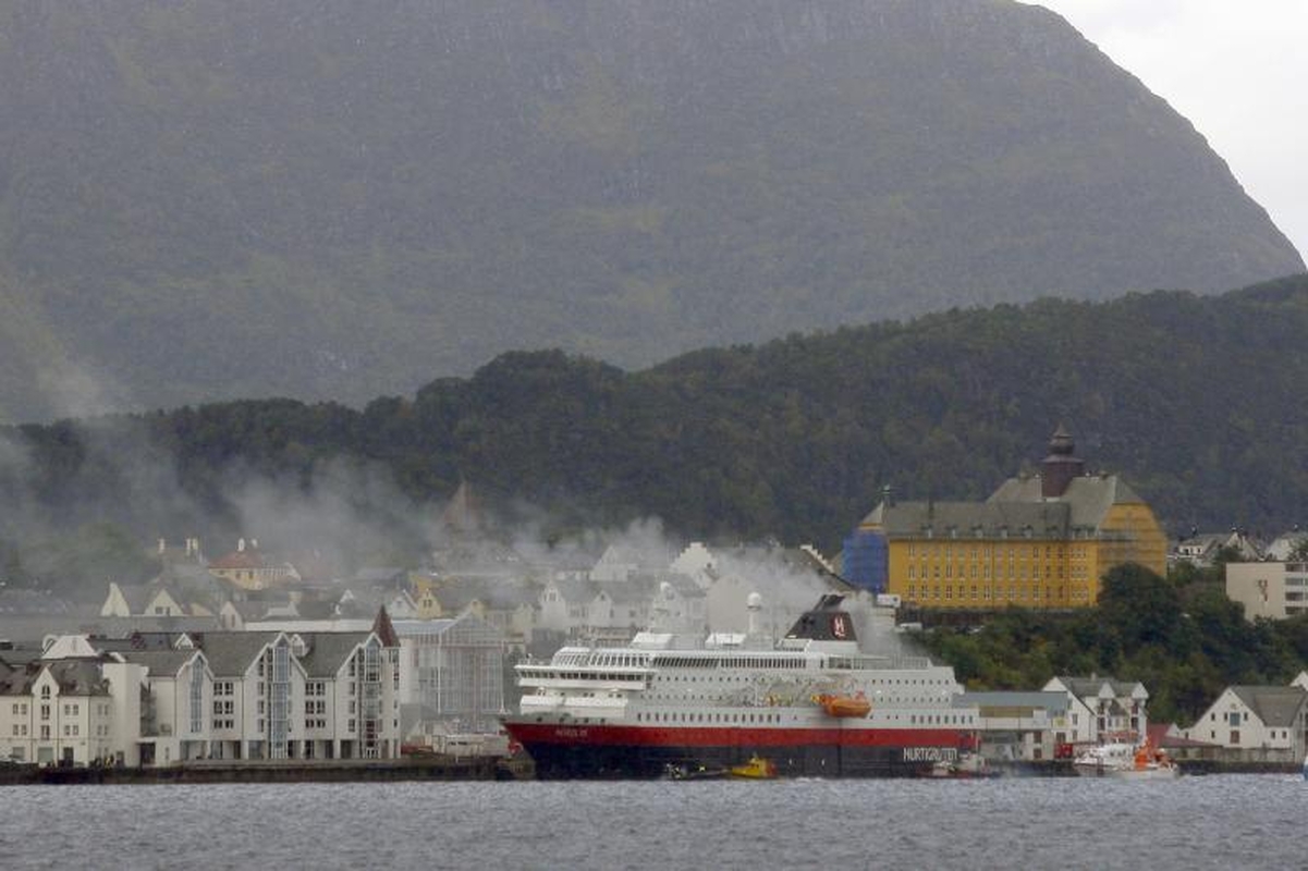 Norvegijoje užsidegė kruizinis laivas, žuvo du žmonės
