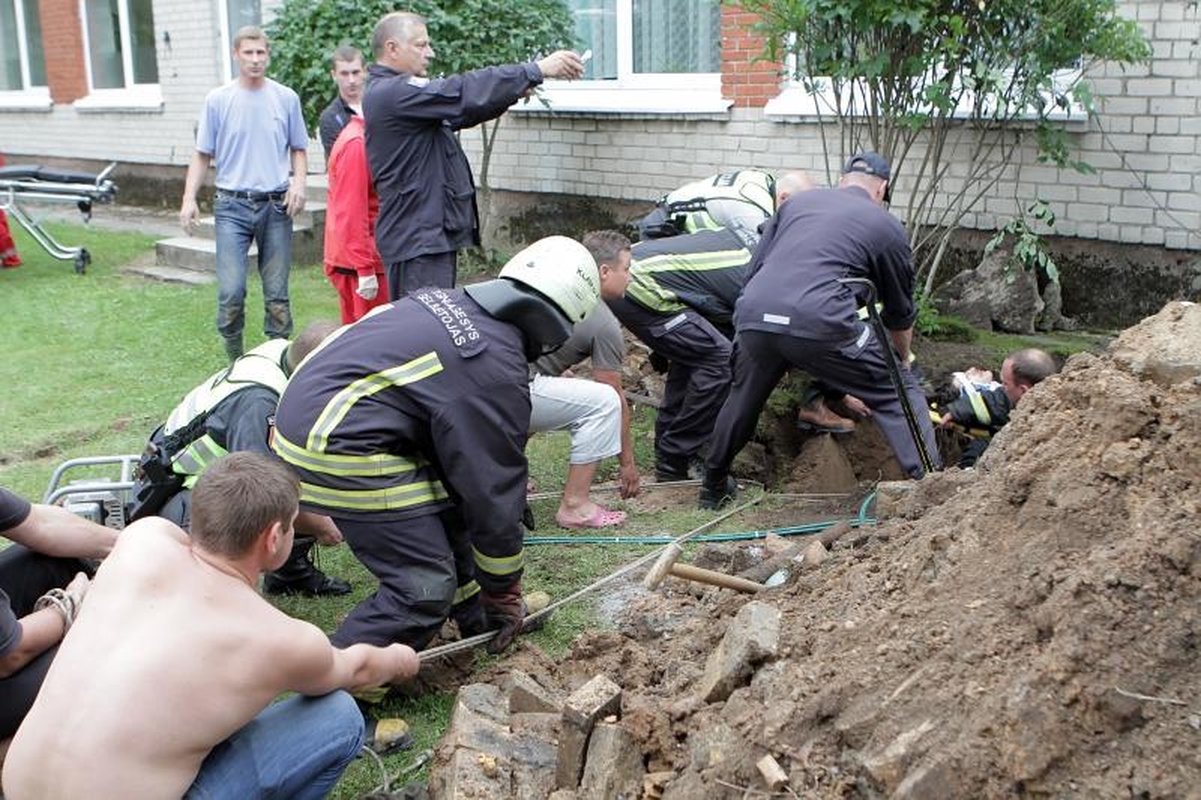 Klaipėdoje betoniniai blokai prispaudė du žmones (papildyta)