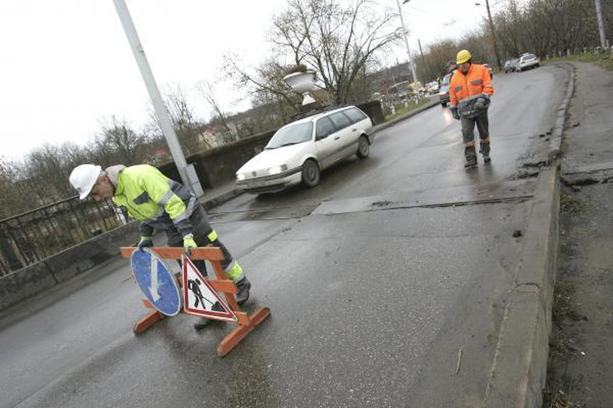 Panemunės tilte ištrupėjo apsauginė plokštė, eismas leidžiamas (papildyta)