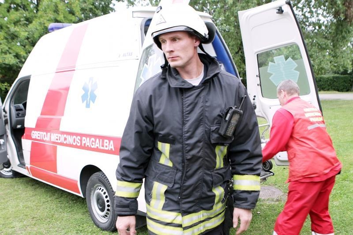 Klaipėdoje betoniniai blokai prispaudė du žmones (papildyta)