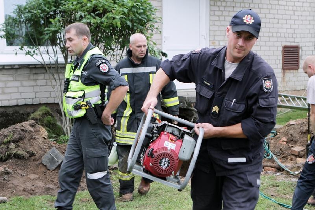 Klaipėdoje betoniniai blokai prispaudė du žmones (papildyta)