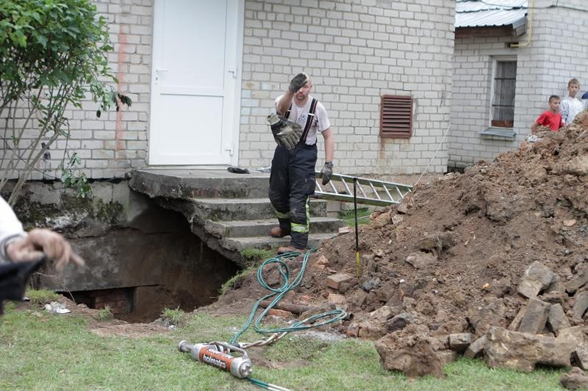 Klaipėdoje betoniniai blokai prispaudė du žmones (papildyta)