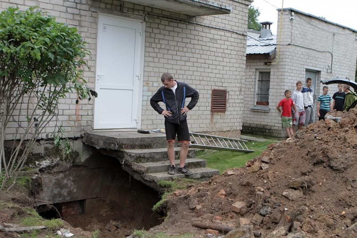 Klaipėdoje betoniniai blokai prispaudė du žmones (papildyta)