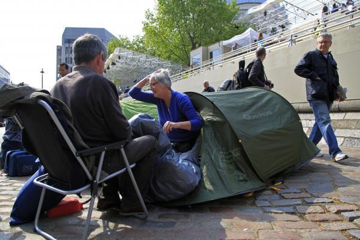 Karališkosios vestuvės: prie Vestminsterio abatijos jau renkasi smalsuoliai