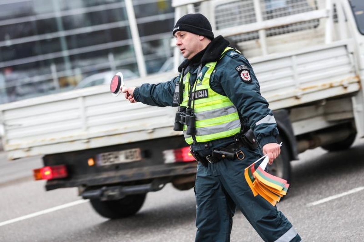 Kauno kelių policininkai vairuotojus ne baudė, bet apdovanojo