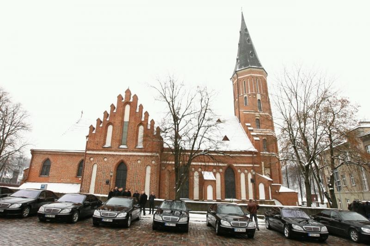 Ištekėjusiai Dž. Butkutei palinkėjo susilaukti 12 vaikų