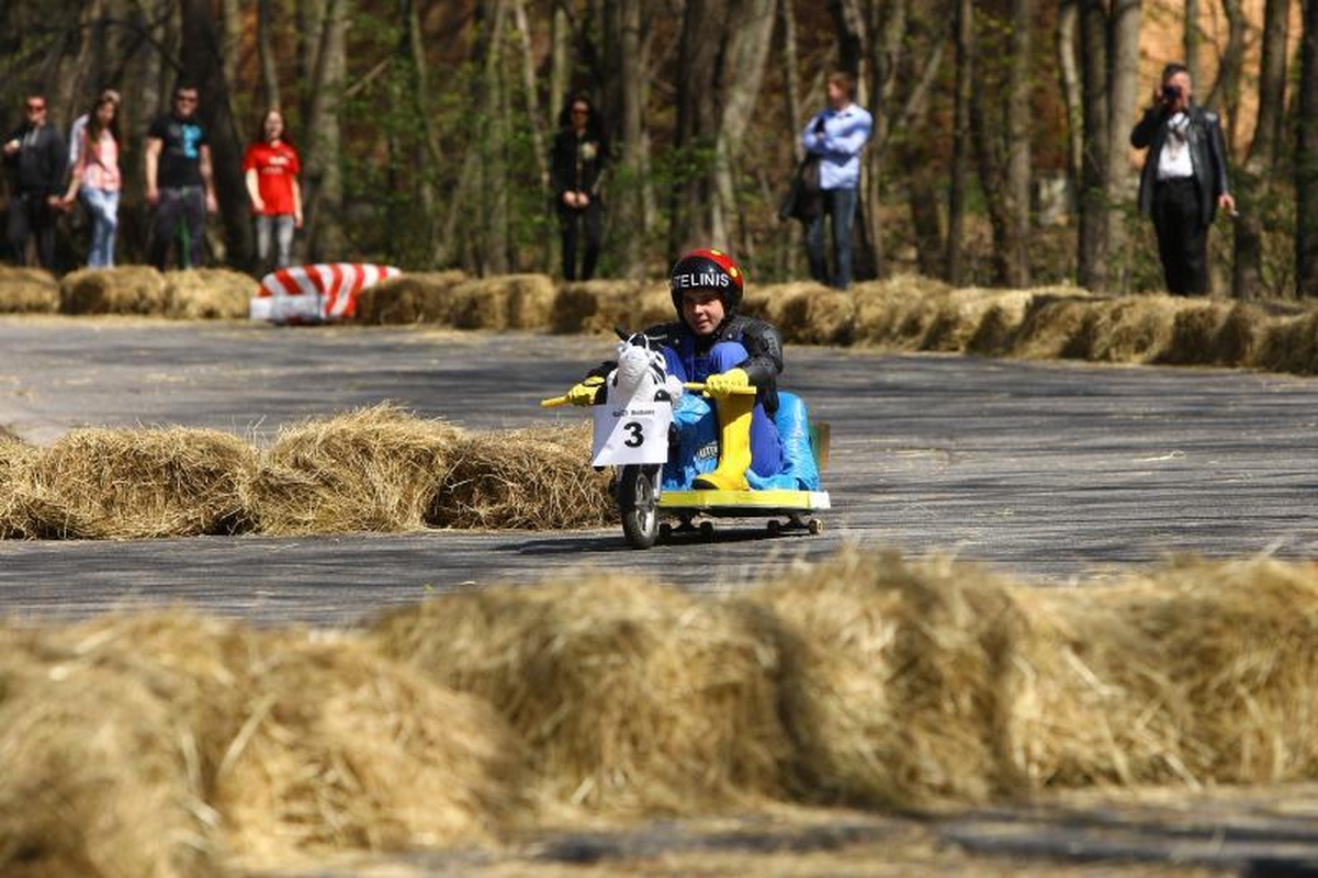 Studentų festivalis startavo riedžių lenktynėmis