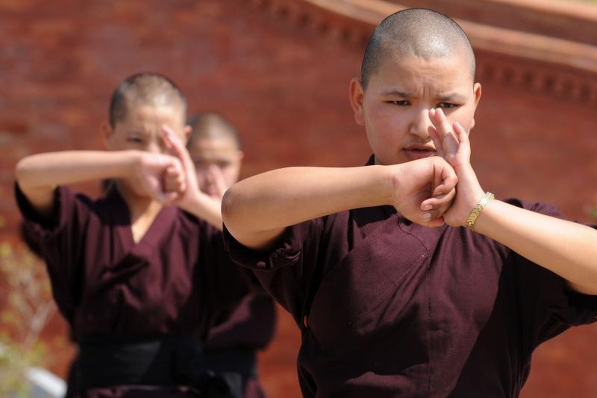 Nepalo vienuolės praktikuoja  kung fu   