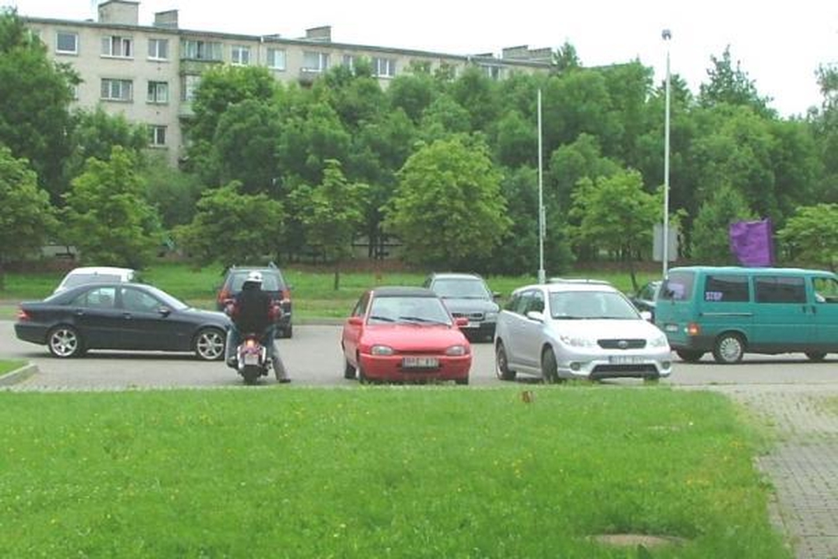 Į susitikimus su dukra L.Stankūnaitė atvežama vis kitu automobiliu