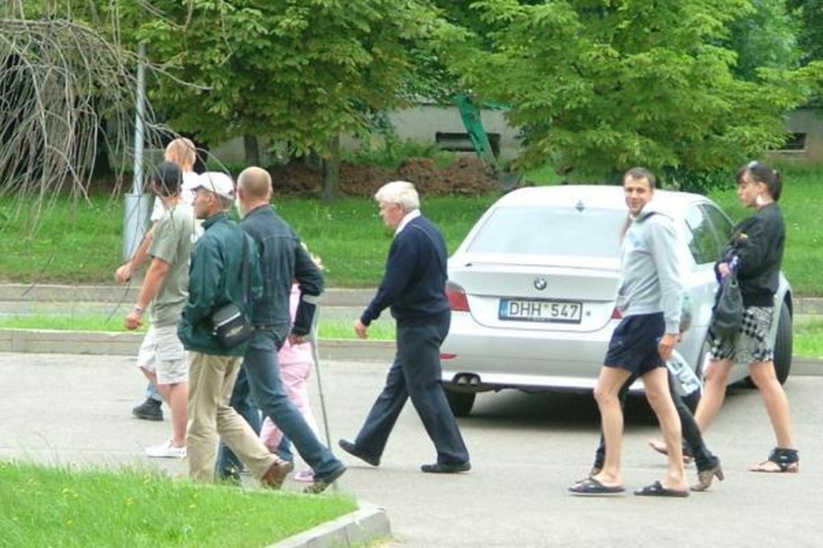 Į susitikimus su dukra L.Stankūnaitė atvežama vis kitu automobiliu