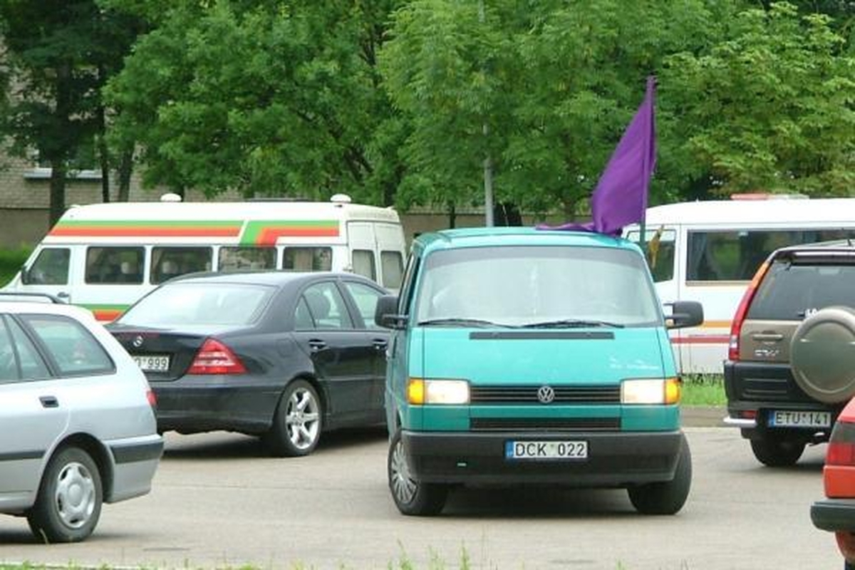 Į susitikimus su dukra L.Stankūnaitė atvežama vis kitu automobiliu
