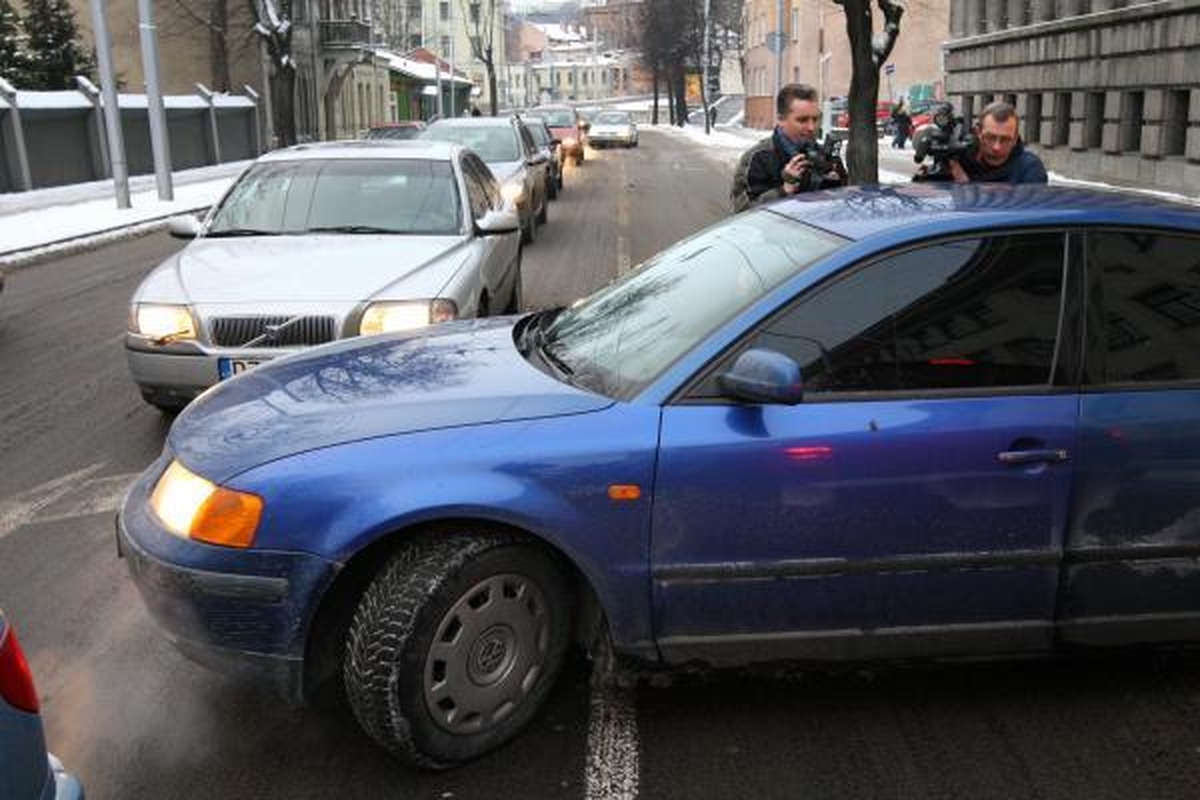 Į susitikimus su dukra L.Stankūnaitė atvežama vis kitu automobiliu