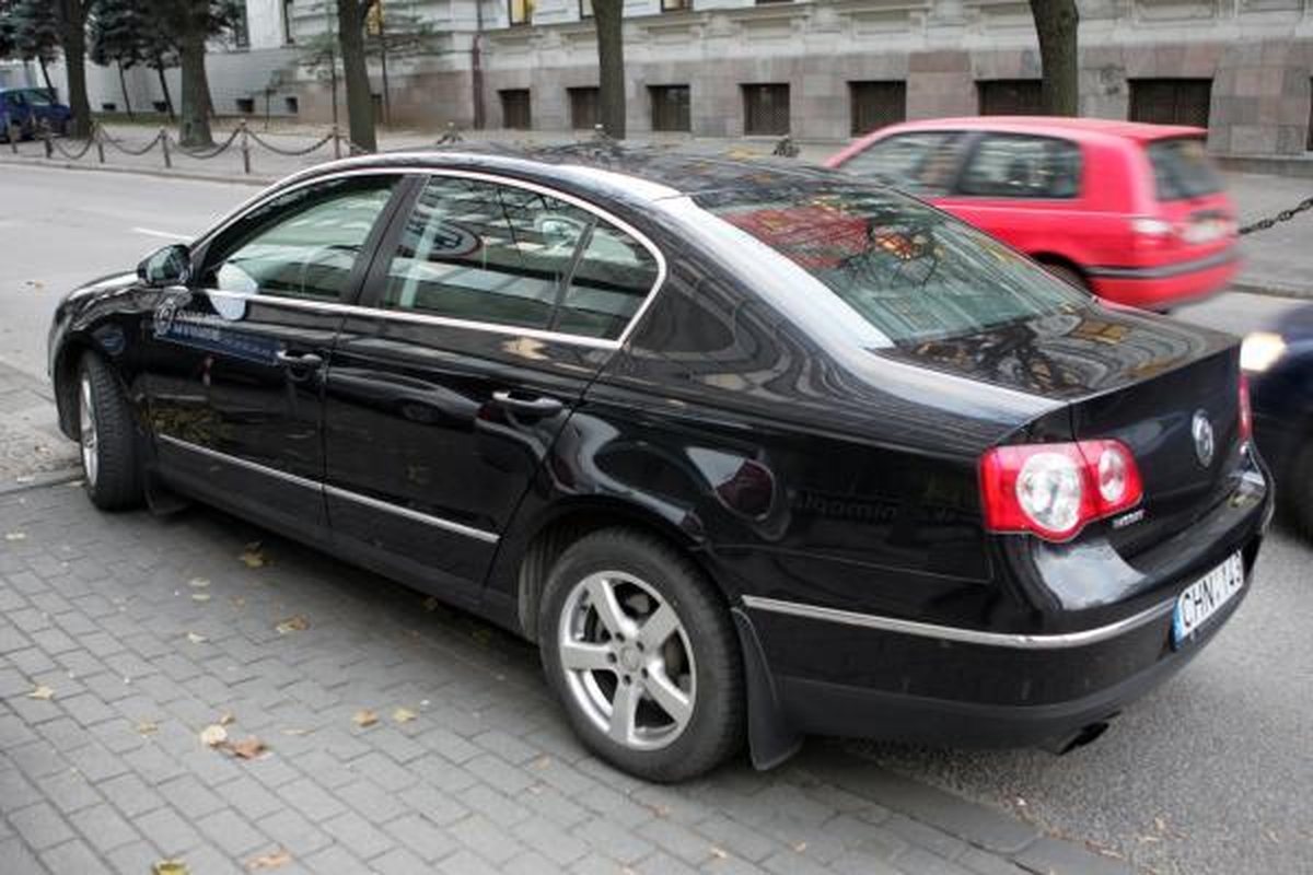 Prie ministerijos - prabangių tarnybinių mašinų paradas