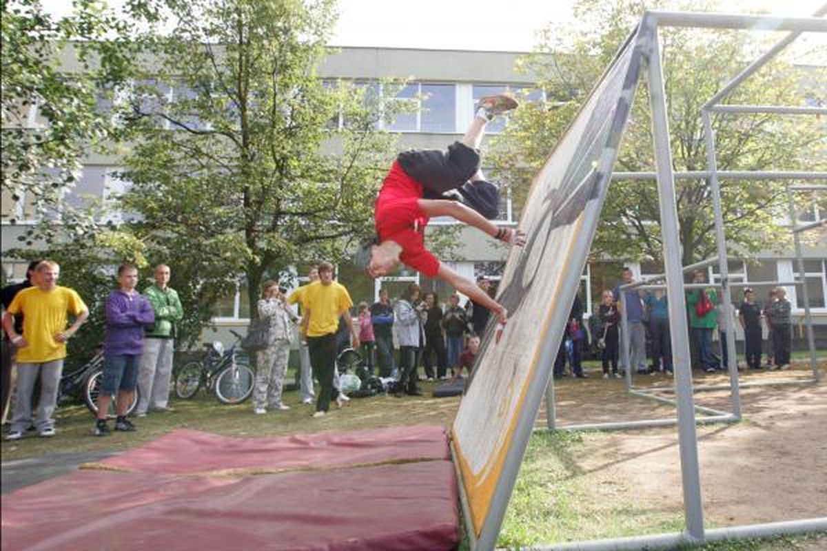 Vilniaus šokliai atverė naują "parkūro" aikštelę