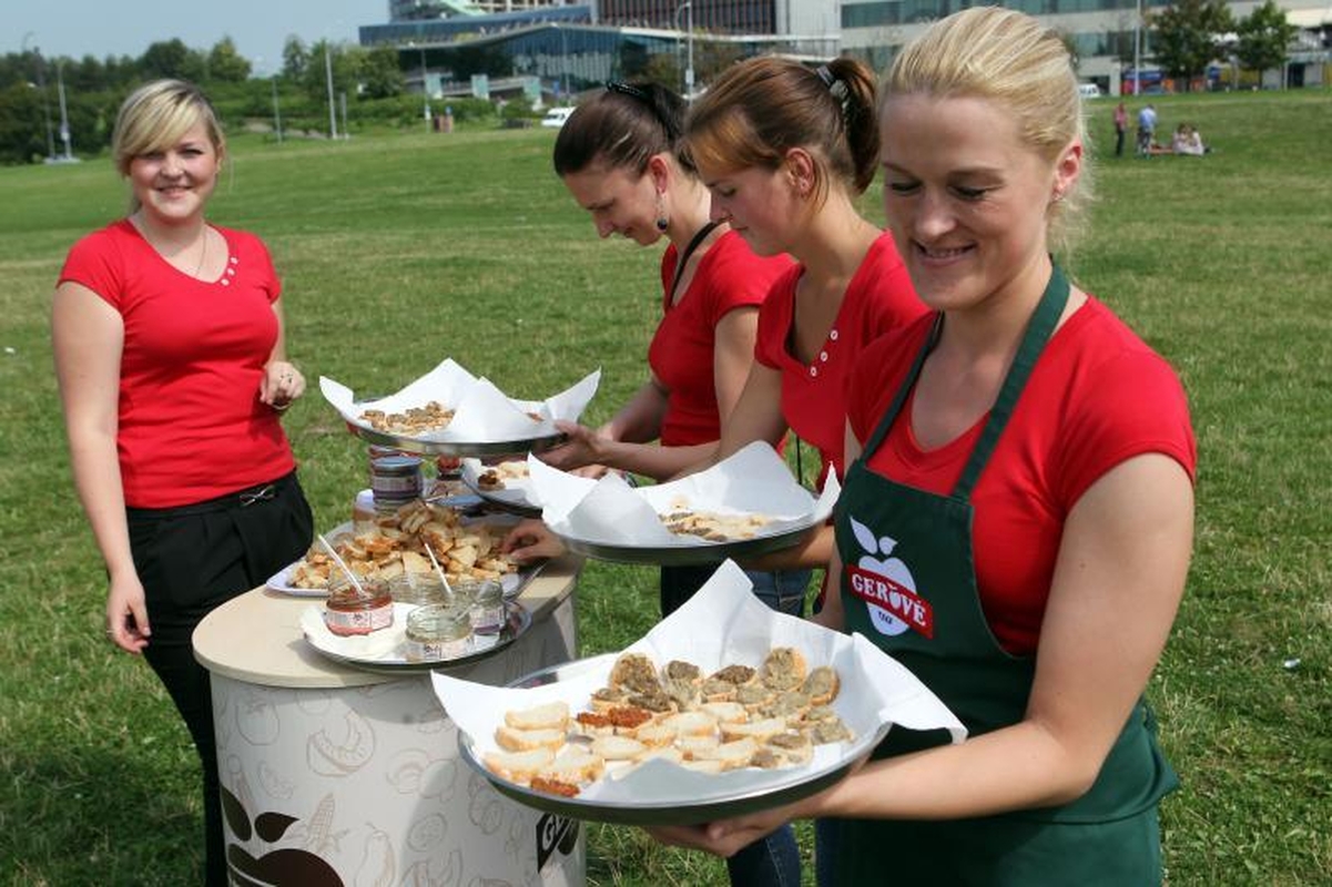 Vilniečiai prie Baltojo tilto susirinko bendrų pietų