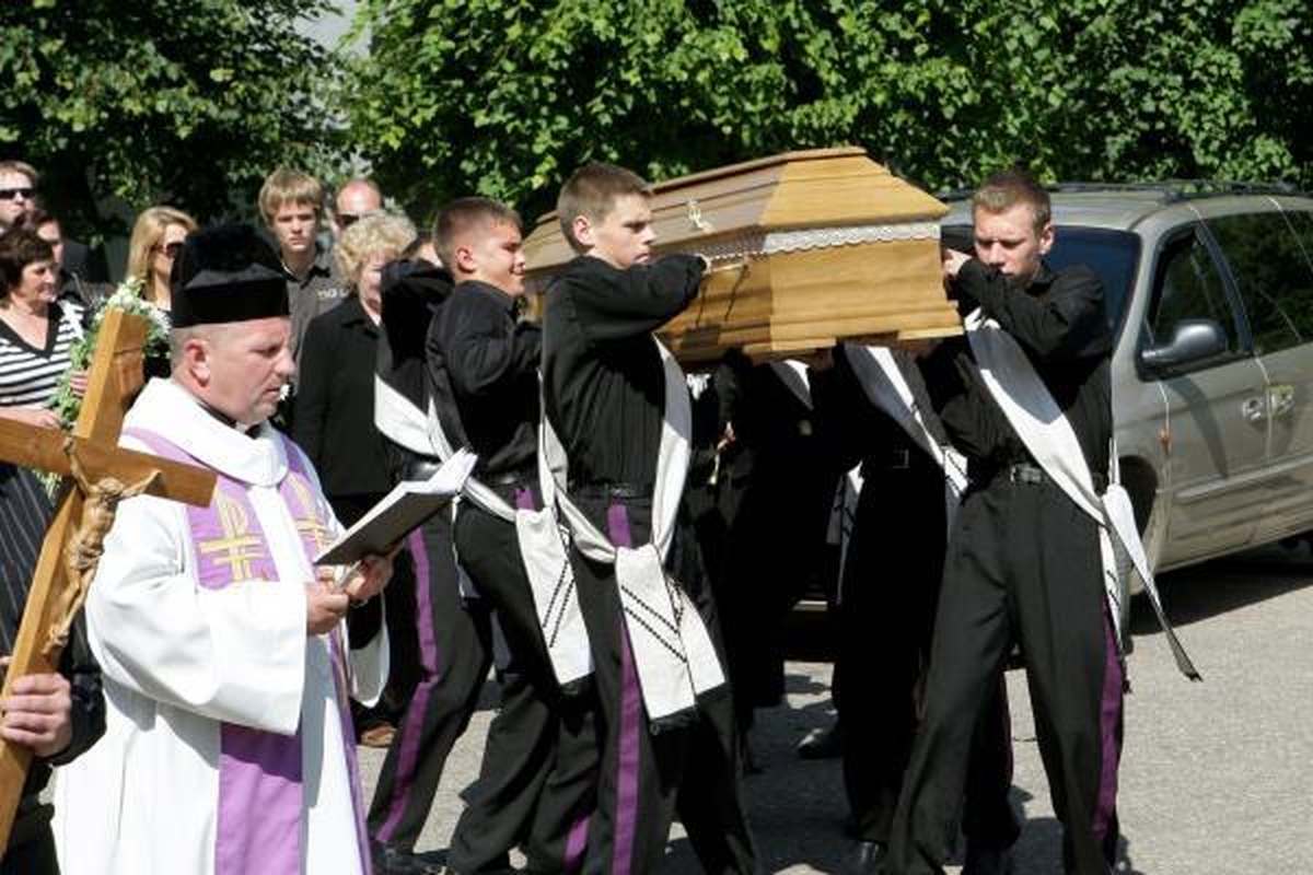 A.Ūsas palaidotas Zapyškio kapinėse, netoli Kauno (papildyta)